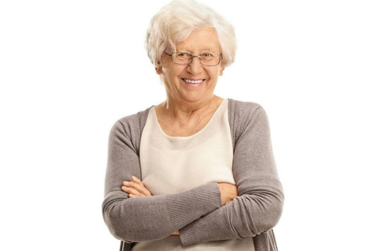 uśmiechnięta starsza kobieta w okularach